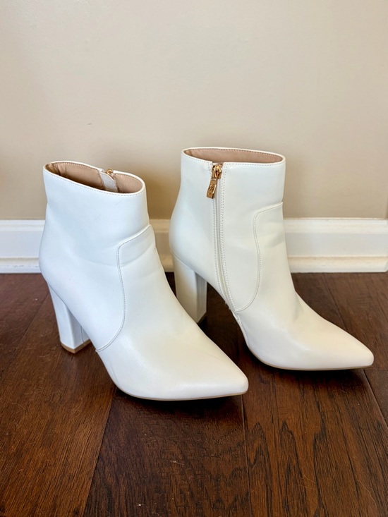 IDIFU Shoes - White Block Heel Ankle Booties with Pointed Toe — Size 7.5